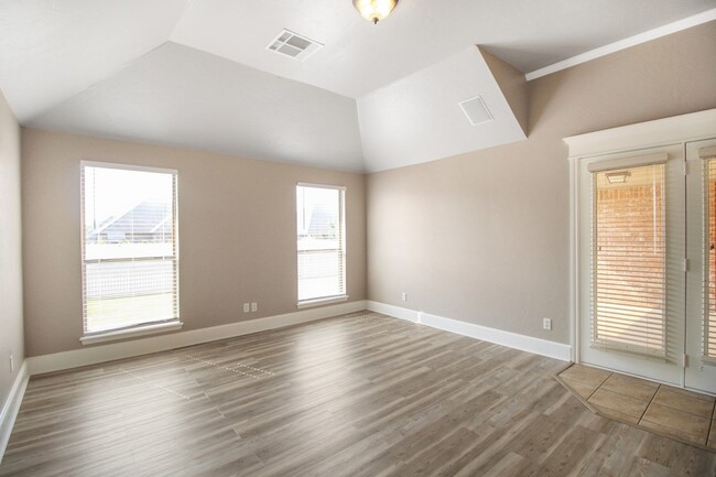 Building Photo - Great 4 Bed, 2 Bath, in Gated Community / ...