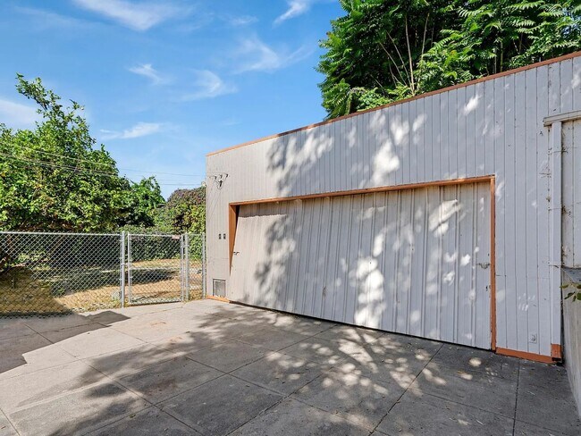 Building Photo - 1044 Manzanita St
