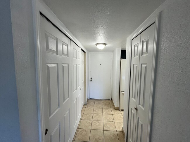 Building Photo - Bright 2 Bed 2 Bath Condo in great location!