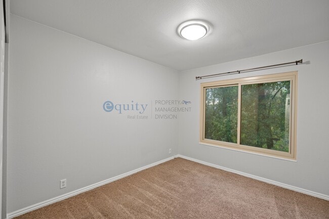 Building Photo - 989 Creekhill Ln