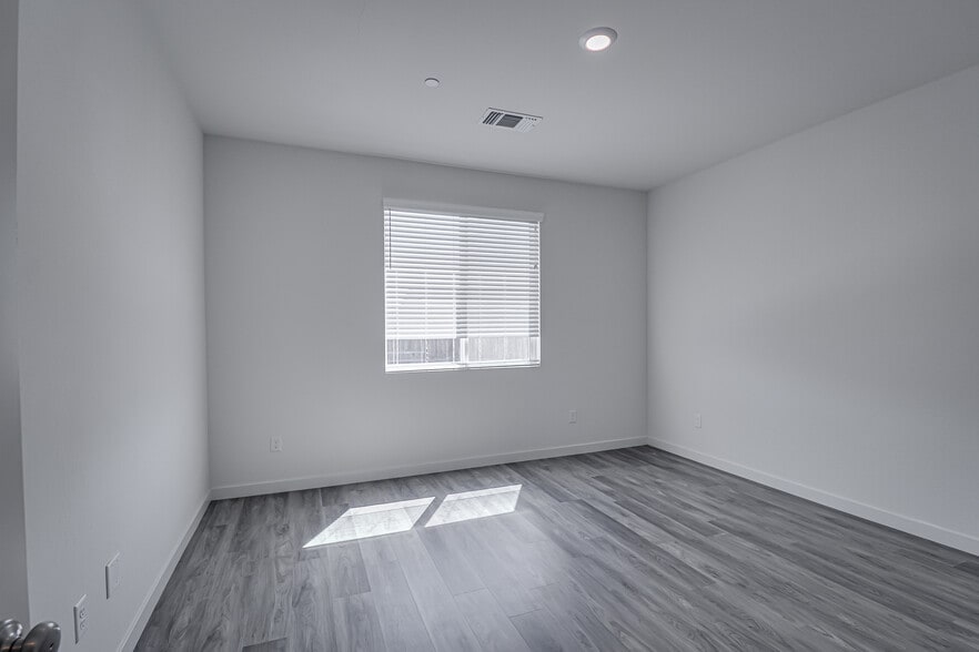 Building Photo - 15017 Maryvale Ave