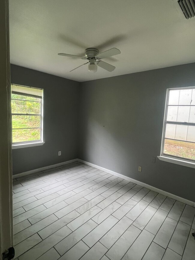 Building Photo - 3 Bedroom 1 Bath in Southern Hills