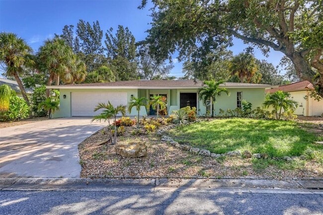 Building Photo - 735 Birdsong Ln