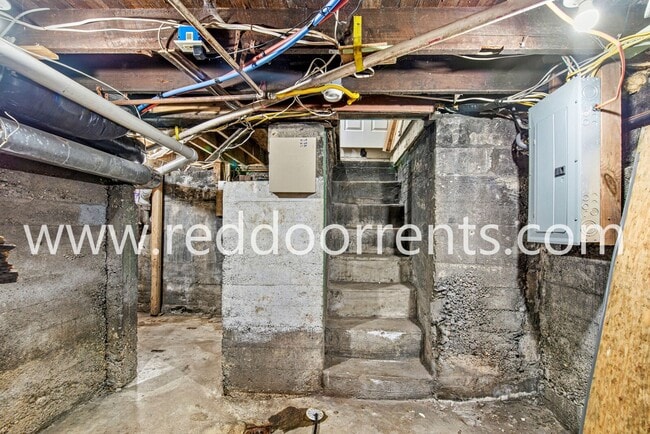 Building Photo - 2028 Hoyt Ave