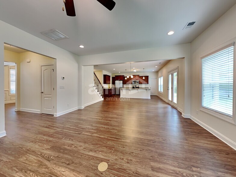 Building Photo - 100 Doral Blue Dr