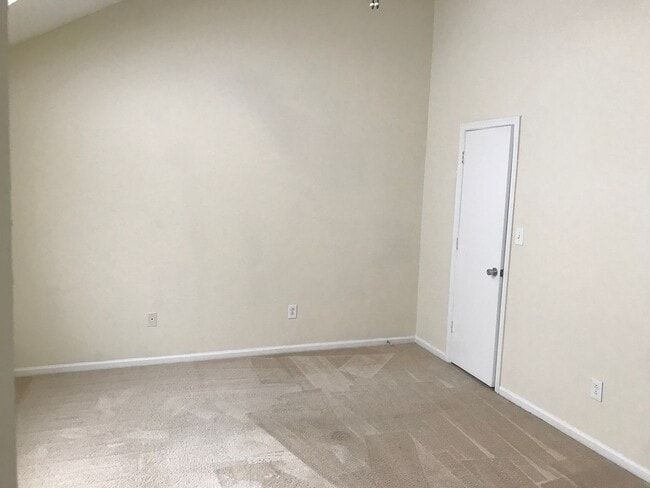 Building Photo - End Unit Townhouse in Virginia Beach