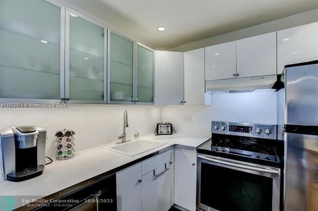 Building Photo - 401 Golden Isles Dr