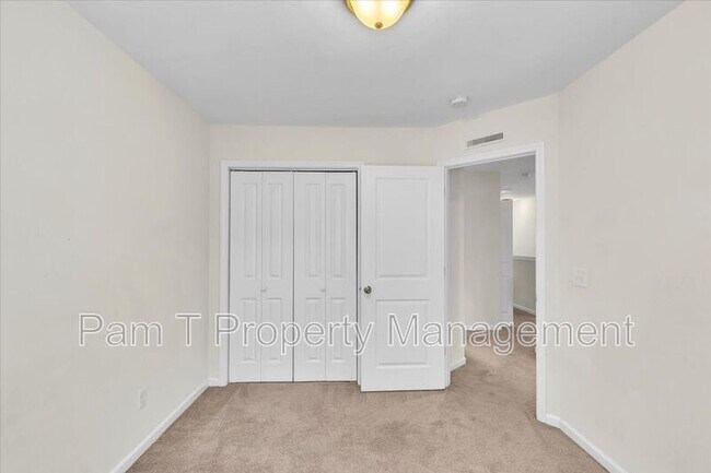 Building Photo - 213 Cromer St