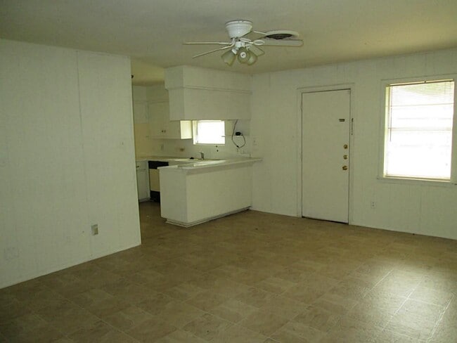 Building Photo - 5910 Ariel St