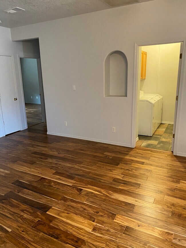 Building Photo - 1132 Casa Tomas Rd NE