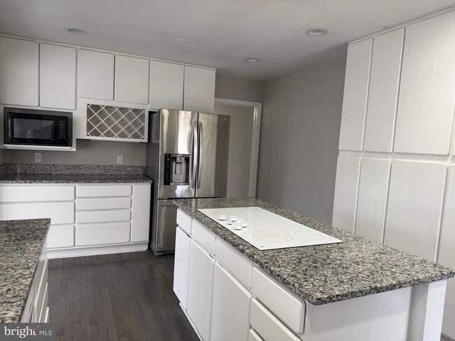 Building Photo - 63 Lincoln Dr