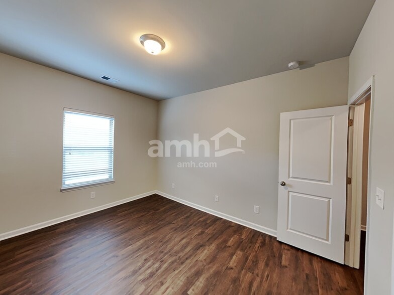 Building Photo - 235 Hickory Pointe Dr