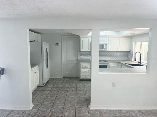 Building Photo - 11631 Seminole Dr