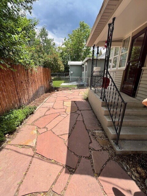 Building Photo - Charming 2 Bed / 1 Bath Home:  Pet Friendl...