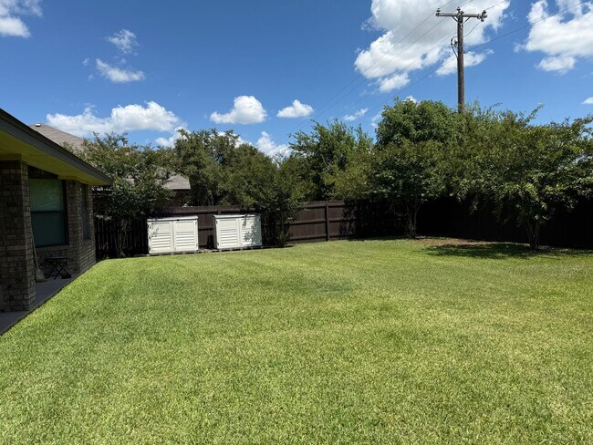 Building Photo - Spacious 4BR Home with Fireplace & Large B...
