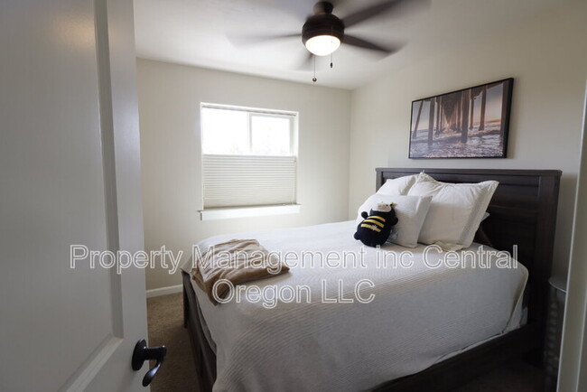 Building Photo - 2860 Yew Park Ln