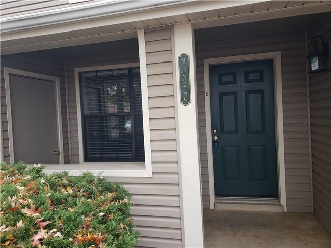 Building Photo - 302 Fairway Cir