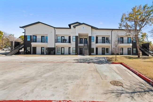 Building Photo - 2450 Wickersham Ln