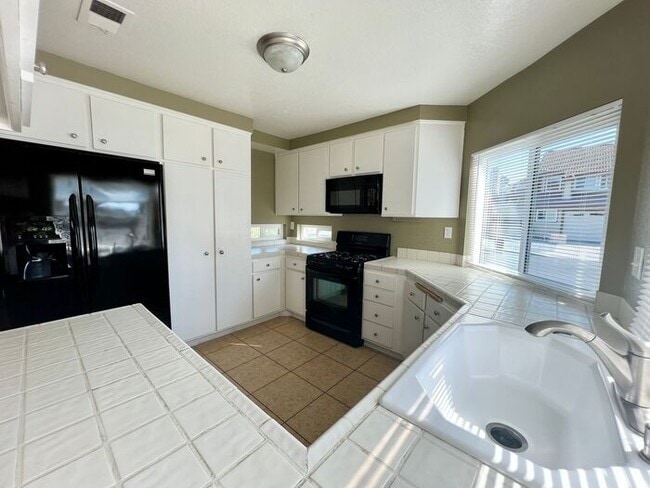 Building Photo - 3 Bed, 3 Bed House In The Stunning Willams...