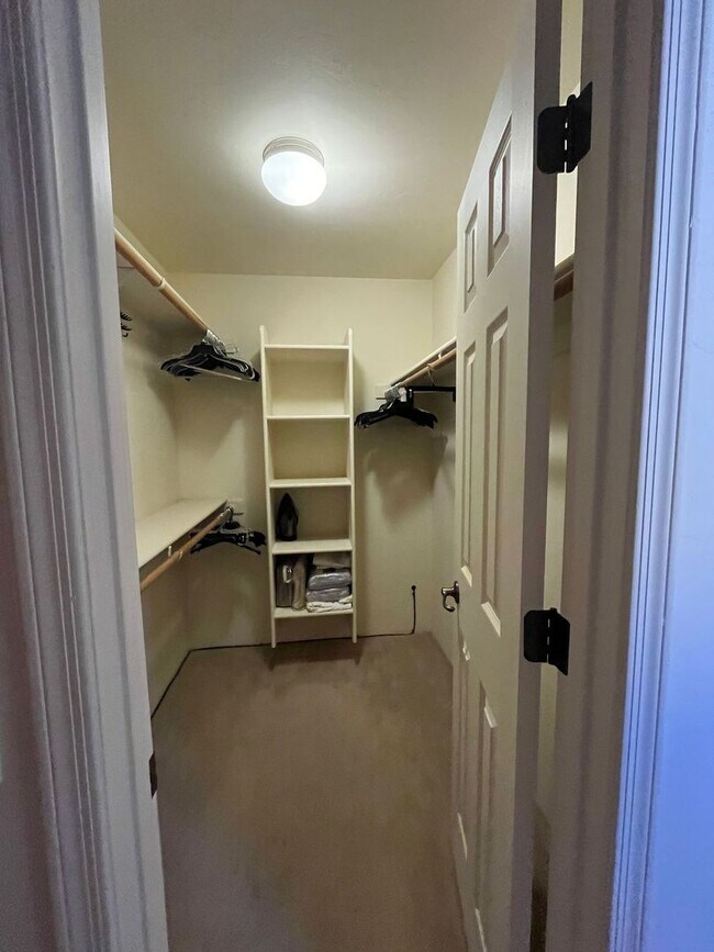 Building Photo - Furnished monthly rental home with long te...