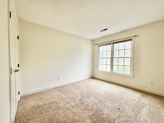 Building Photo - 3 BR Townhouse w/ Garage in Adams Farm