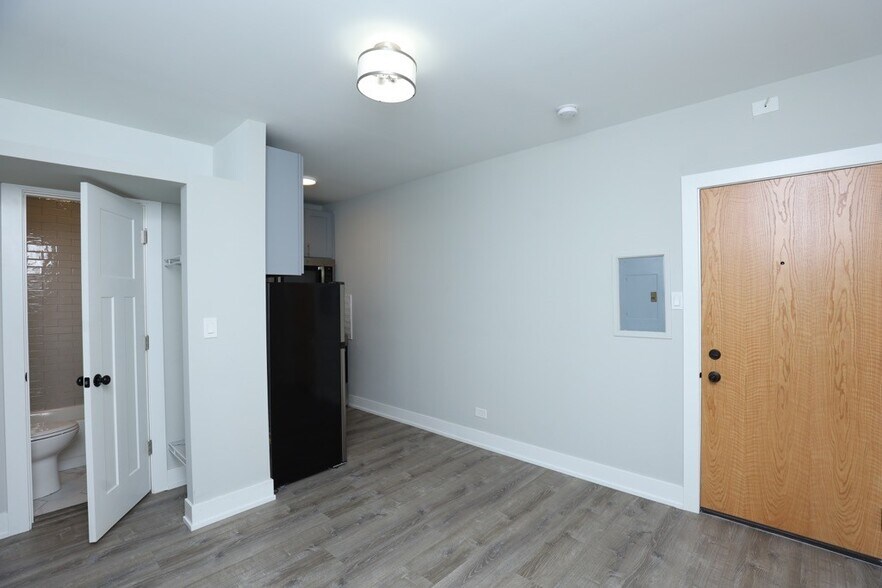 Building Photo - 545 W Belmont