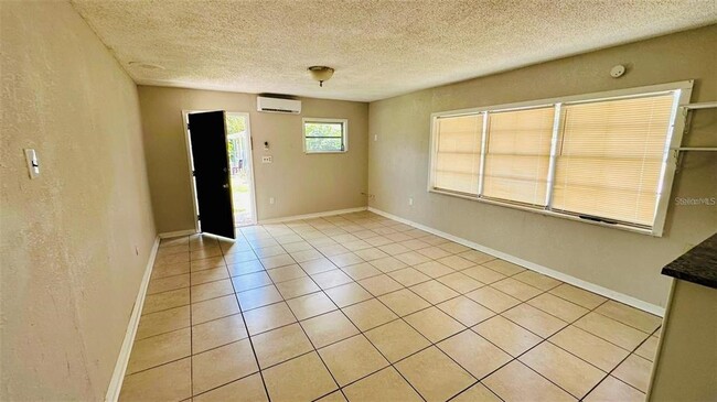 Building Photo - 1310 N Combee Rd