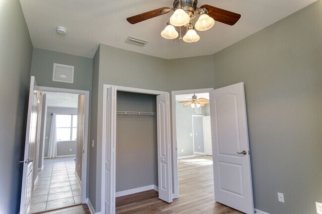 Building Photo - Annual Pool Home in The Stoneybrook Community of Venice!