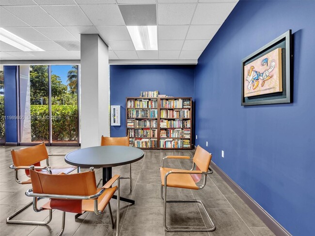 Building Photo - 3375 N Country Club Dr