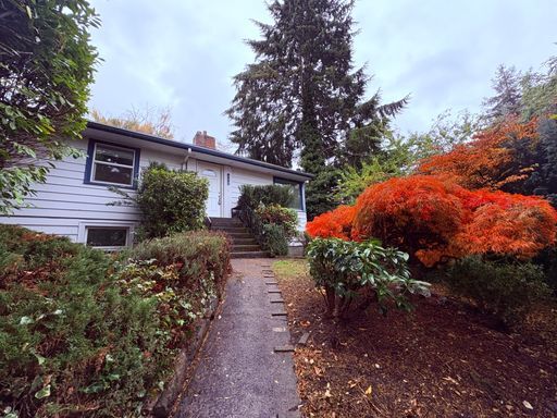 Building Photo - Freshly Painted Large Queen Anne Home! $3495