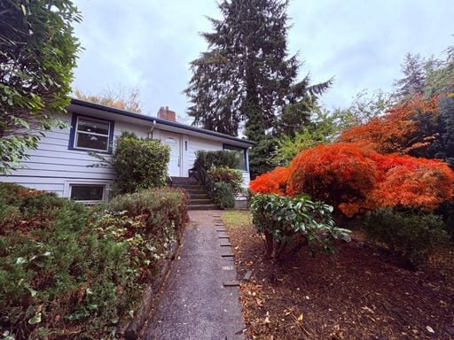 Building Photo - Treat Yourself to this Large Queen Anne Home!