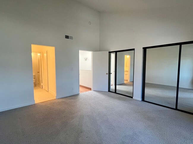 Building Photo - Stunning, spacious and large Milpitas cond...