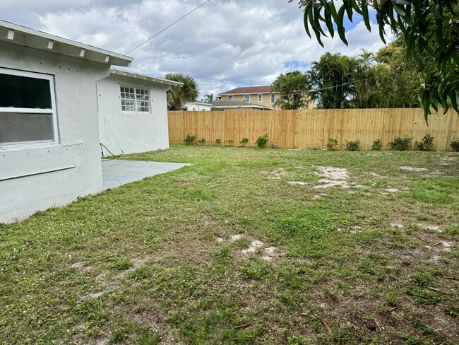 Building Photo - 350 Cypress Dr