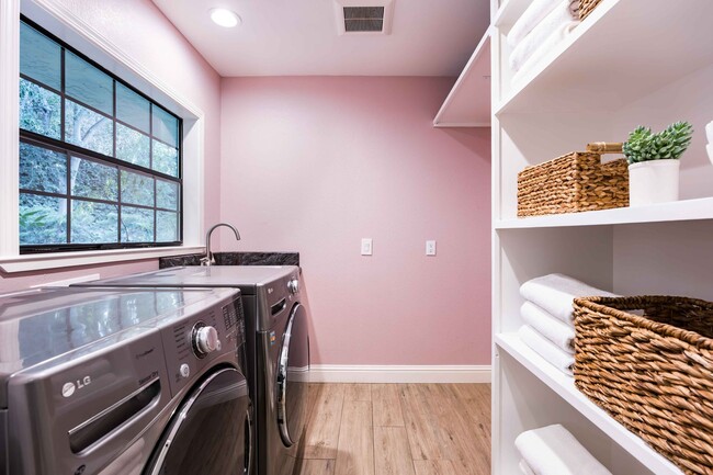 Building Photo - Luxurious Short Term Lease in Atherton: Ov...