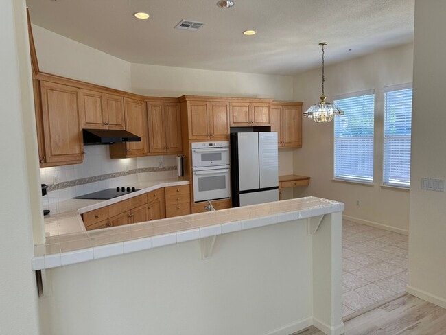 Building Photo - 877 Emerald Hills Cir