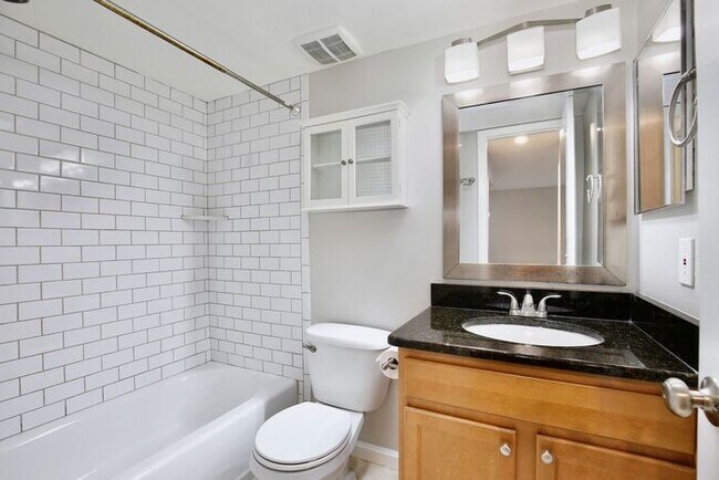 Building Photo - Charming First-Floor 1BR in Audubon Park · In-Unit Laundry · Community Pool with Lake Druid View ...