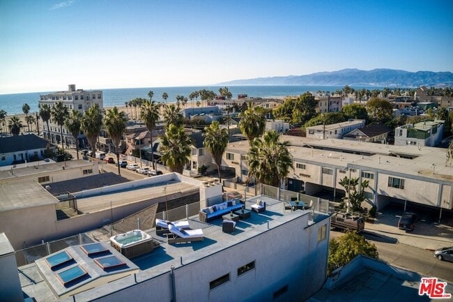 Building Photo - 46 Rose Ave