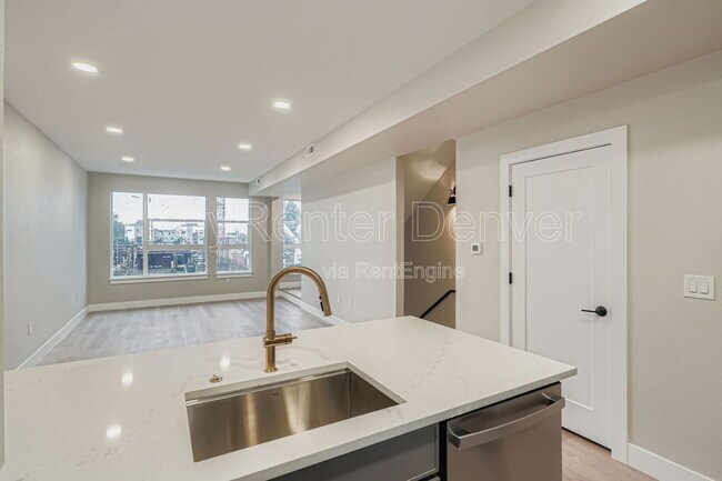 Building Photo - 2208 S Albion St