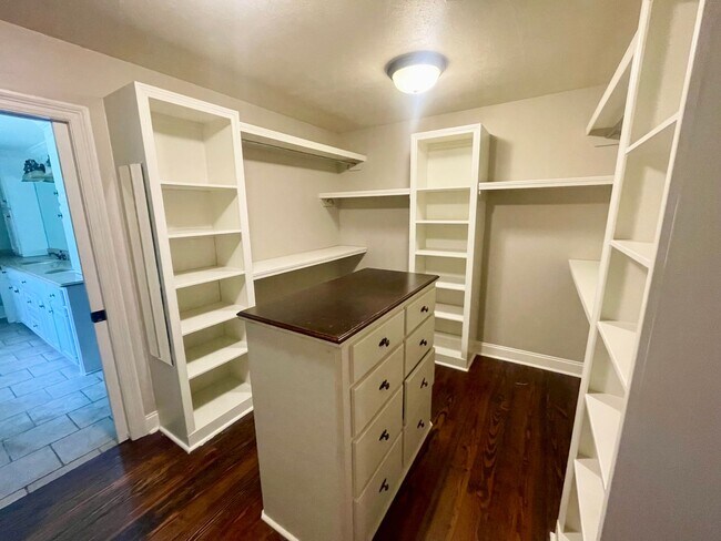 Building Photo - 204 Bay Park Dr
