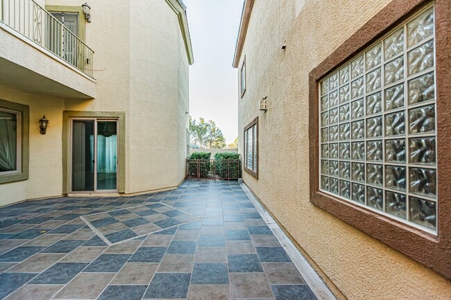 Building Photo - Queensridge Home