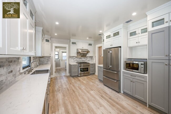 Building Photo - Luxury Ground-Level 2bed/2bath Unit | Fully Renovated | Walkable Pasadena Location