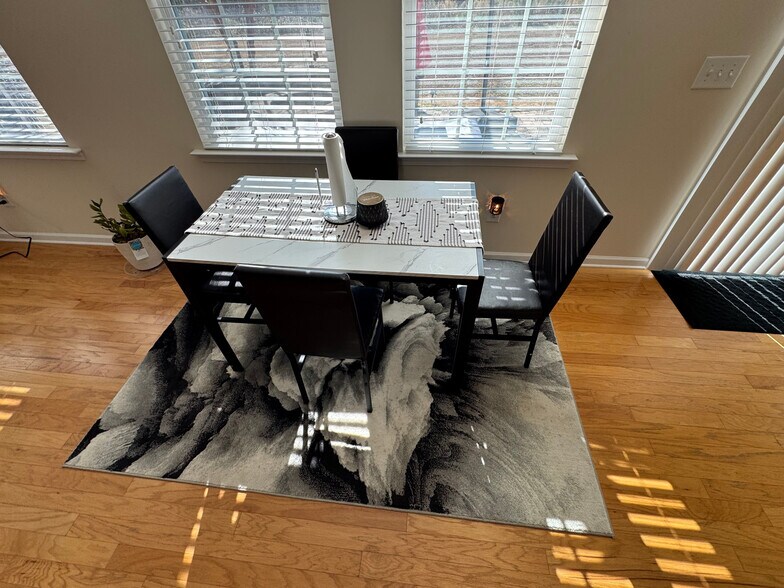 Building Photo - Room in House on Green Birch Dr