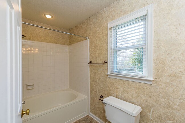 Building Photo - Immaculate updated 2 story 3 bedroom 2.5 bathroom house in the Briarwood area Greensboro