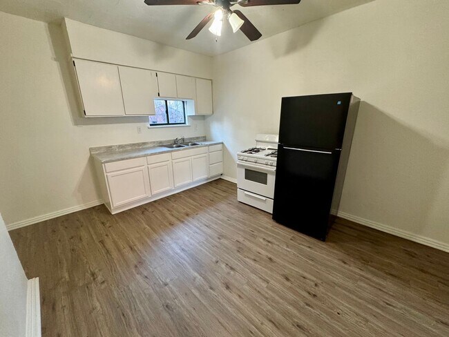 Building Photo - 2903 Stayton St