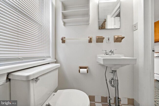 Building Photo - 625 Catharine St