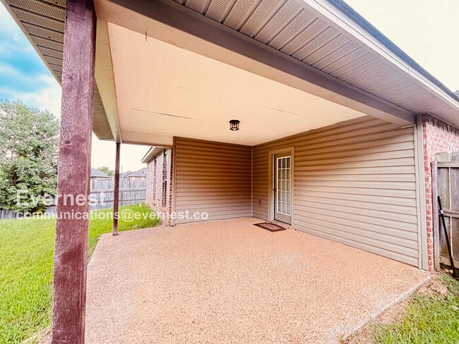 Building Photo - Beautiful 3-Bedroom Home with Modern Ameni...