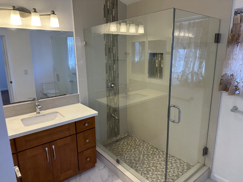 Bathroom 2 - 43 E Court Ln