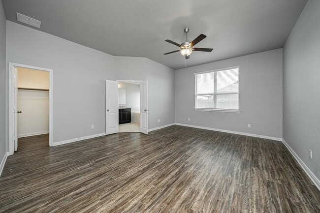 Building Photo - 521 Fallbrook Dr