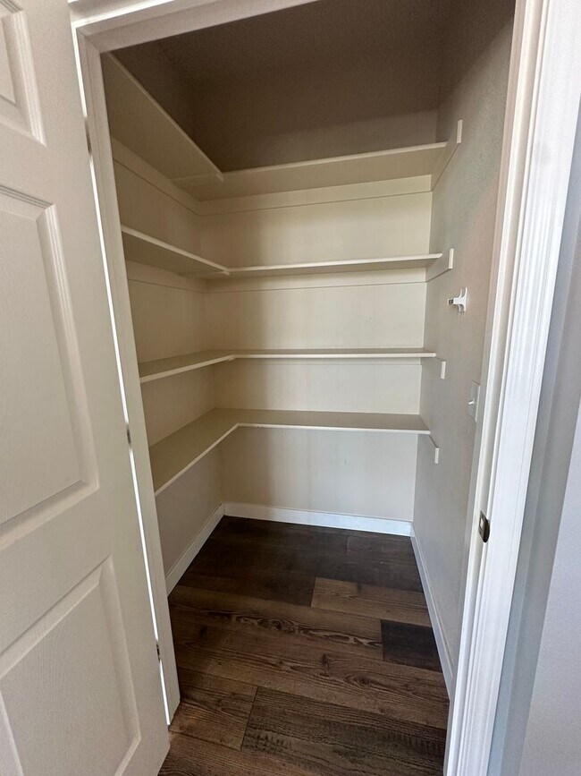 Building Photo - GORGEOUS Downtown Unit!!!