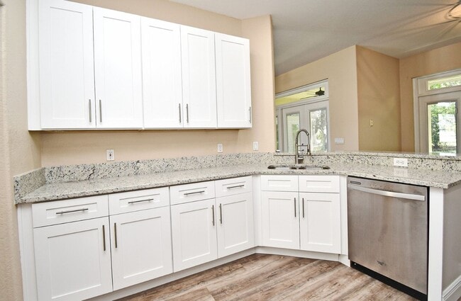 Building Photo - Lovely Remodeled 4/2 Home